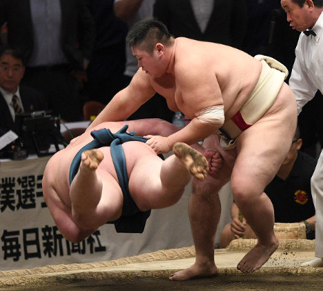 東洋大の中嶋亮介選手を上手投げで破って優勝した中央大の菅野陽太選手（右）