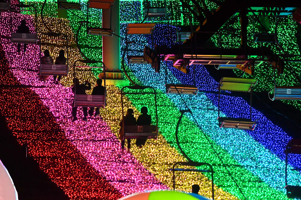 6 Million Led Light Show Sets Lake Sagami Aglow The Mainichi
