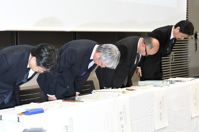 完成検査における不適切な取り扱いに関して報告し頭を下げる(左から)スバルの加藤洋一専務、中村知美社長、岡田稔明専務、大崎篤常務=東京都港区で2018年11月5日午後4時7分、根岸基弘撮影
