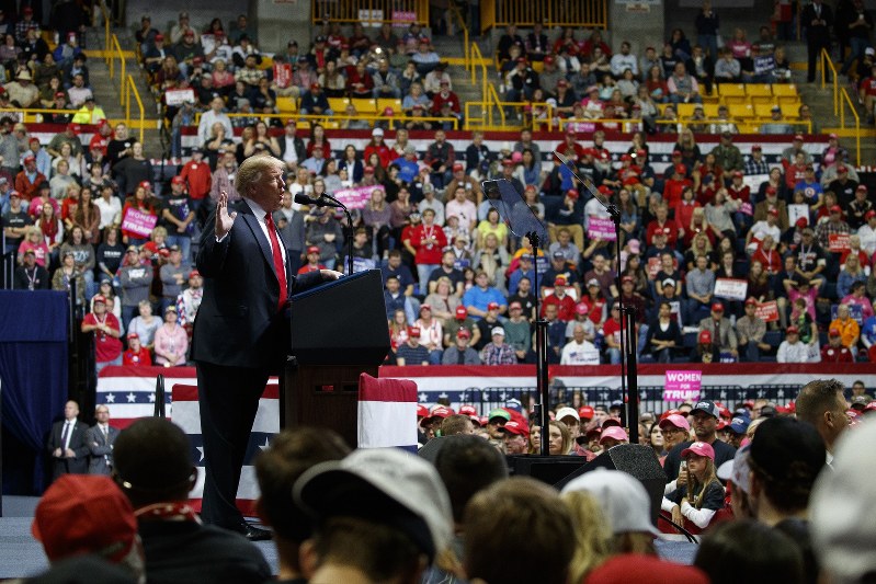 米南部テネシー州チャタヌーガの集会で演説するトランプ大統領=4日、AP