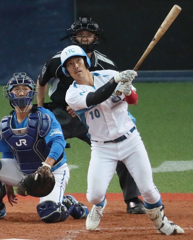 【JR四国-大和高田クラブ】七回裏大和高田クラブ1死二塁、村上が左中間適時二塁打を放つ(捕手・小林)=京セラドーム大阪で2018年11月5日、幾島健太郎撮影
