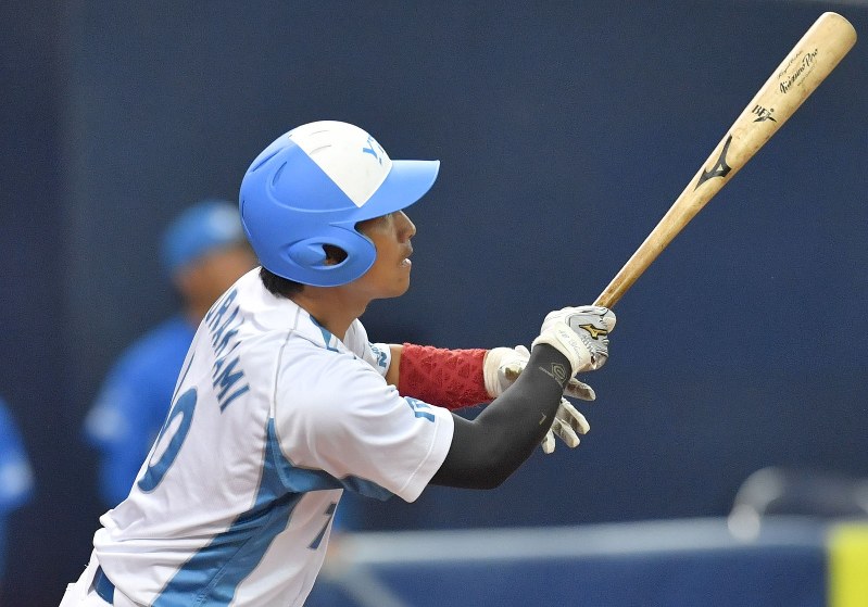【JR四国-大和高田クラブ】七回裏大和高田クラブ1死二塁、村上が左中間適時二塁打を放つ=京セラドーム大阪で2018年11月5日、山崎一輝撮影