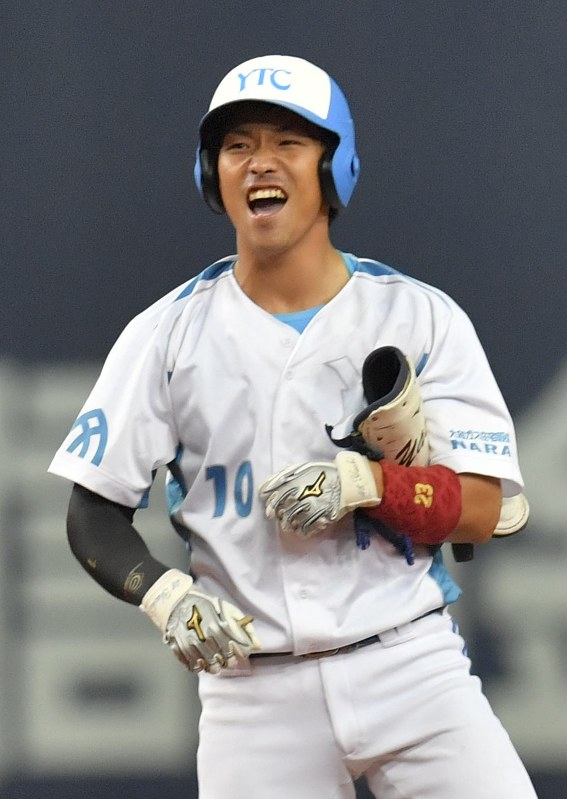 【JR四国-大和高田ク】七回裏大和高田ク1死二塁、村上が左中間適時二塁打を放ち、塁上で雄たけびを上げる=京セラドーム大阪で2018年11月5日、山崎一輝撮影
