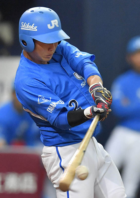 【JR四国-大和高田クラブ】三回表JR四国1死、岩見が中前打を放つ=京セラドーム大阪で、山崎一輝撮影