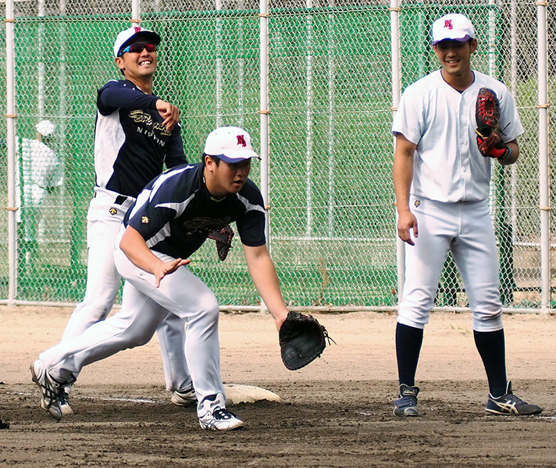 明るい表情で守備練習に取り組む日本新薬の選手たち?京都市伏見区の横大路運動公園で、矢倉健次撮影