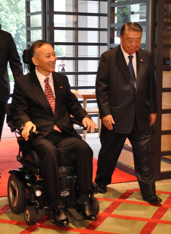大島理森衆院議長(右)を訪問した谷垣禎一氏=東京都千代田区の衆院議長公邸で2018年11月6日午前10時55分、田辺佑介撮影