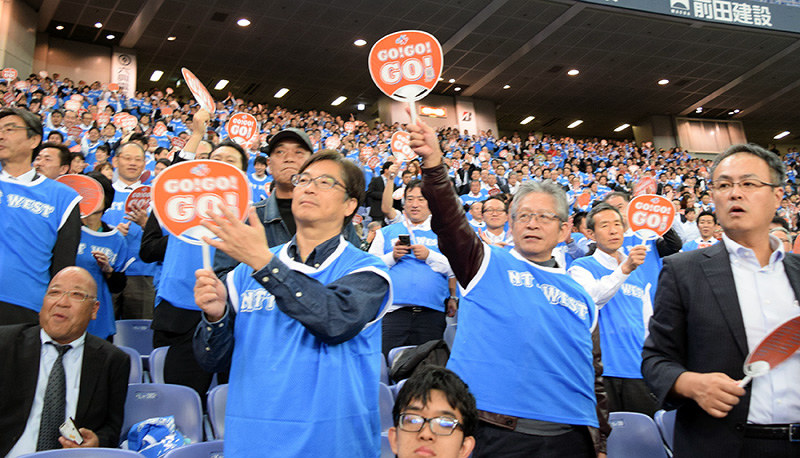 NTT西日本のスタンドには大勢の観客が応援につめかけた=京セラドーム大阪で、早川夏穂撮影