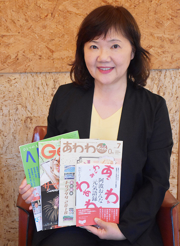 自社で出版している雑誌などを紹介する徳島経済同友会代表幹事の坂田千代子さん=徳島市南末広町のあわわ本社で、岩本桜撮影