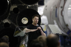 スペースＸのロケット月周回旅行を発表するイーロン・マスク氏＝米ロサンゼルス郊外ホーソーンで９月17日　
