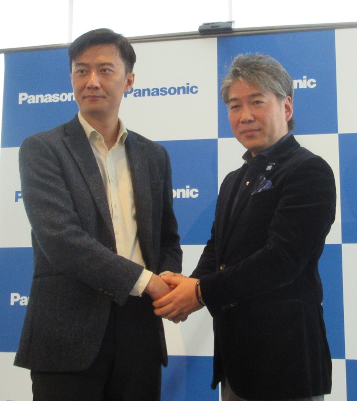 モバイクの幹部と握手するパナソニックサイクルテックの片山栄一社長(右)=東京都内で2018年11月7日午後1時22分、小坂剛志撮影