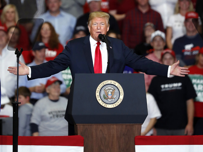 演説するトランプ米大統領=2018年11月5日、AP