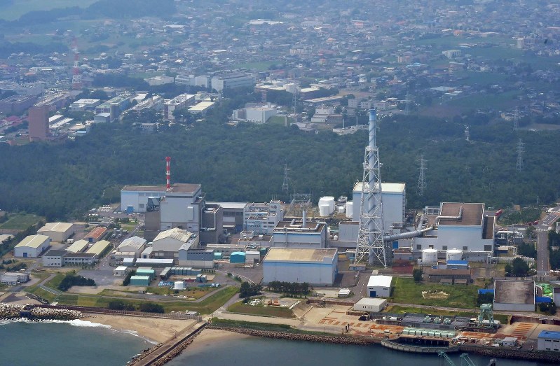 東海第2原発(右側)。左側は廃炉作業中の東海原発=茨城県東海村で2018年7月、本社ヘリから藤井達也撮影
