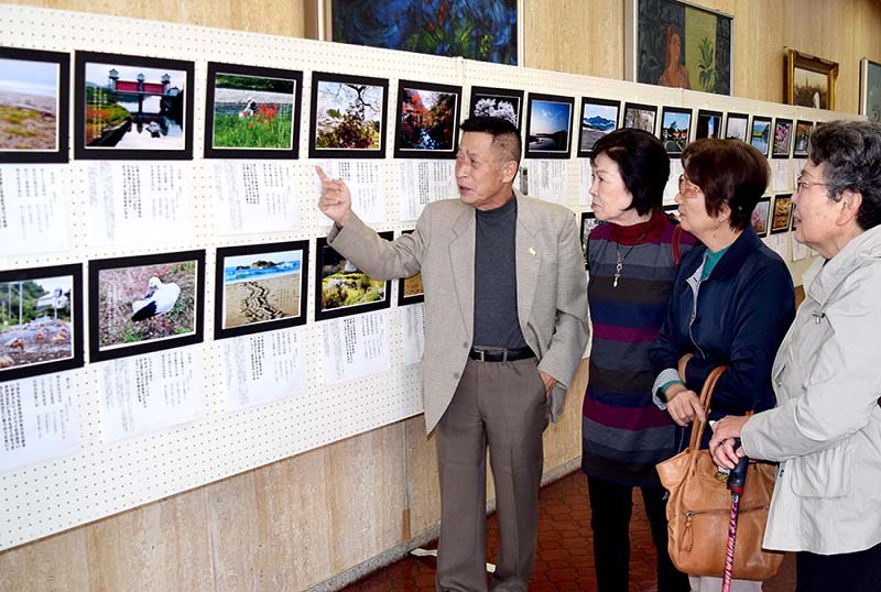 来場者に説明する溝渕幸三さん(左)=高知県四万十市右山五月町の市立中央公民館で、大塚和助撮影