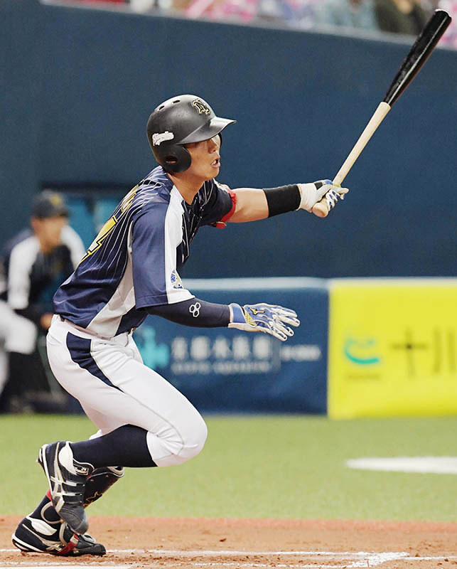 【日本新薬-パナソニック】二回表日本新薬無死、黒川が右前打を放つ=京セラドーム大阪で、平川義之撮影