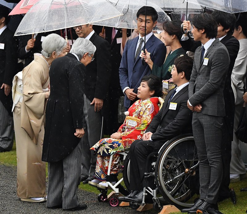 皇室：両陛下が最後の園遊会 雨の赤坂御苑 [写真特集7/8] | 毎日新聞