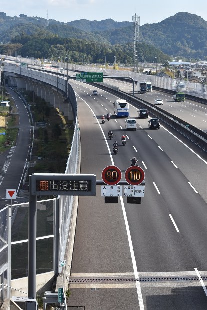 1歩目〜5メートル以内を高速移動 新東名速度引き上げ1年：110キロ「速度超過事故なし」 | 毎日新聞