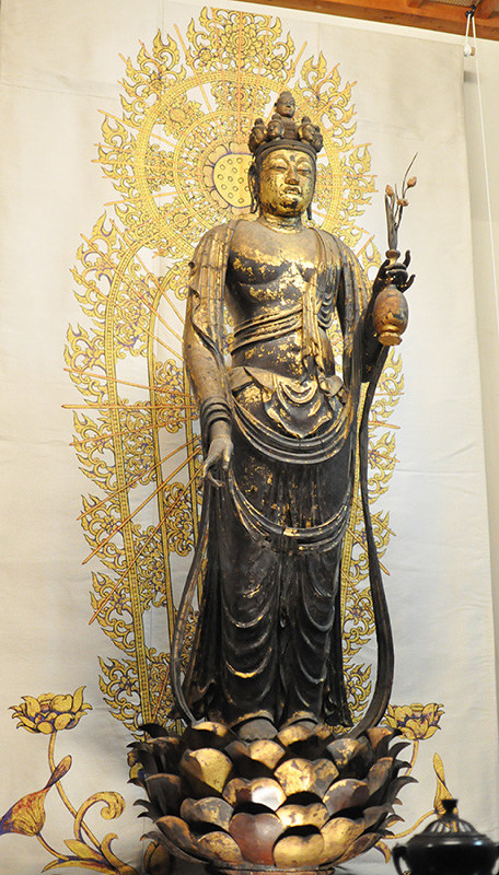 西陣織の壁掛けで復元された光背が掲げられた聖林寺の国宝・十一面観音立像=奈良県桜井市で2018年11月7日、花澤茂人撮影