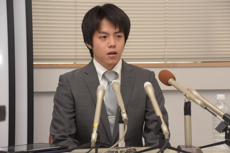 ツイッターへの投稿について会見で謝罪する山崎翔一氏=青森市内で