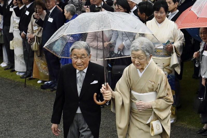 秋の園遊会に臨まれた天皇、皇后両陛下=東京・赤坂御苑で2018年11月9日、渡部直樹撮影