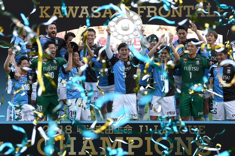 【セ大阪-川崎】J1連覇を果たし、喜ぶ川崎の選手たち=ヤンマースタジアム長居で2018年11月10日、久保玲撮影