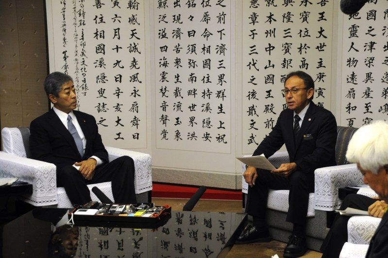 会談する玉城デニー知事(右)と岩屋毅防衛相=那覇市の沖縄県庁で2018年11月10日午前10時5分、遠藤孝康撮影