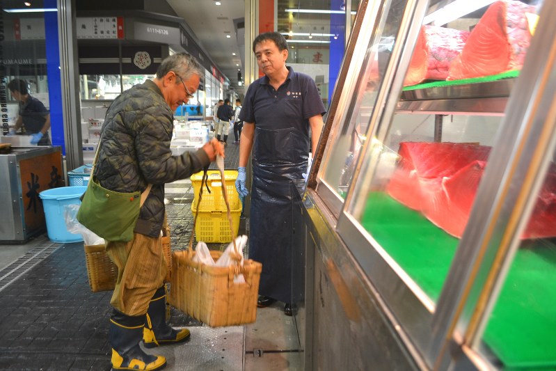 市場移転後、竹かごを手に買い出しに来る小規模店主は減った。「ゆりかもめやバスは通勤客で混んでいて、かごを持って歩けない」との声も=東京都江東区の豊洲市場水産仲卸売場で2018年11月9日、市川明代撮影