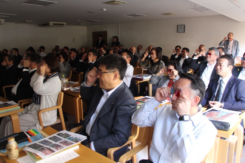 防災士養成講座で、立体的に見える県内の地形図を赤青メガネで見る岩手県議たち=盛岡市の岩手県議会棟で2018年10月22日、藤井朋子撮影