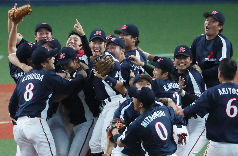 【三菱重工名古屋―JFE西日本】初優勝し、マウンド上で喜び合う三菱重工名古屋の選手たち=京セラドーム大阪で2018年11月12日、幾島健太郎撮影