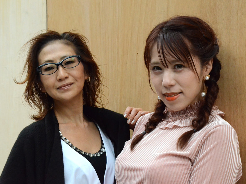 フリーのAV女優を守ろうと、連盟を作った三代目葵マリーさん(左)と、かさいあみさん=中嶋真希撮影