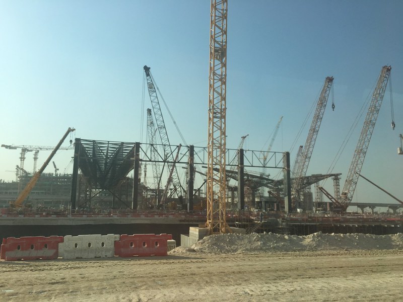 ドバイ国際博覧会(万博)会場の建設予定地。主要施設の建築が突貫工事で行われていた=ドバイで三沢耕平撮影