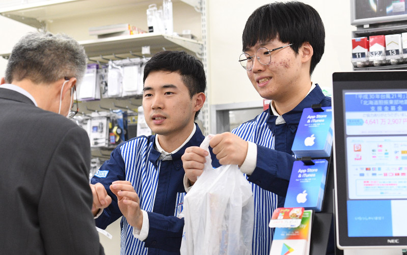 ローソン店舗の貴重な戦力となっているソンさん(右)=東京都新宿区で、丸山博撮影