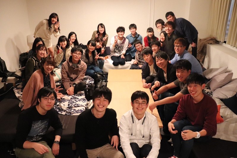 オリパラを盛り上げるべく集まった、学生団体「おりがみ」のメンバー=東京都新宿区内で