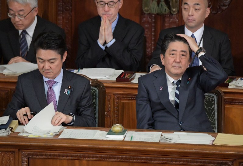 衆院本会議で外国人労働者の受け入れを拡大する入国管理法改正案についての質問を聞く安倍晋三首相(右)と山下貴司法相=国会内で2018年11月13日午後2時7分、川田雅浩撮影