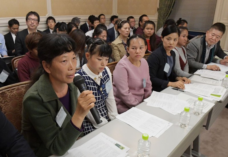 外国人労働者の受け入れを拡大する入管法改正案に関する野党合同の会合で、自らの体験を話す外国からの実習生ら=国会内で2018年11月12日午後4時32分、川田雅浩撮影