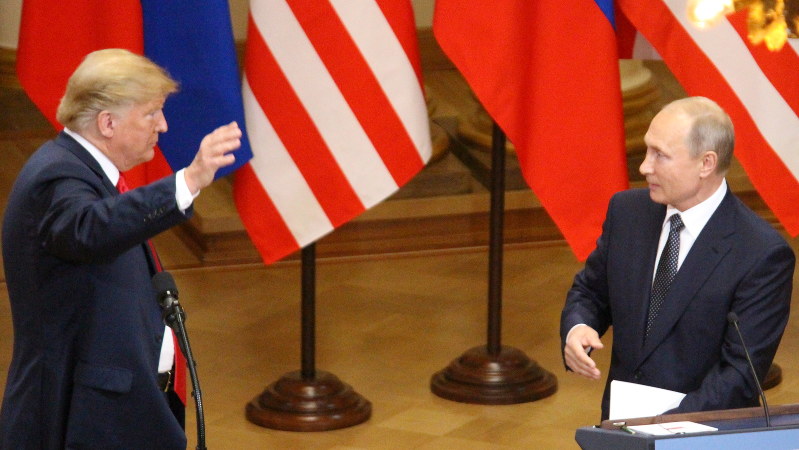 トランプ米大統領(左)とロシアのプーチン大統領=2018年7月16日、高本耕太撮影