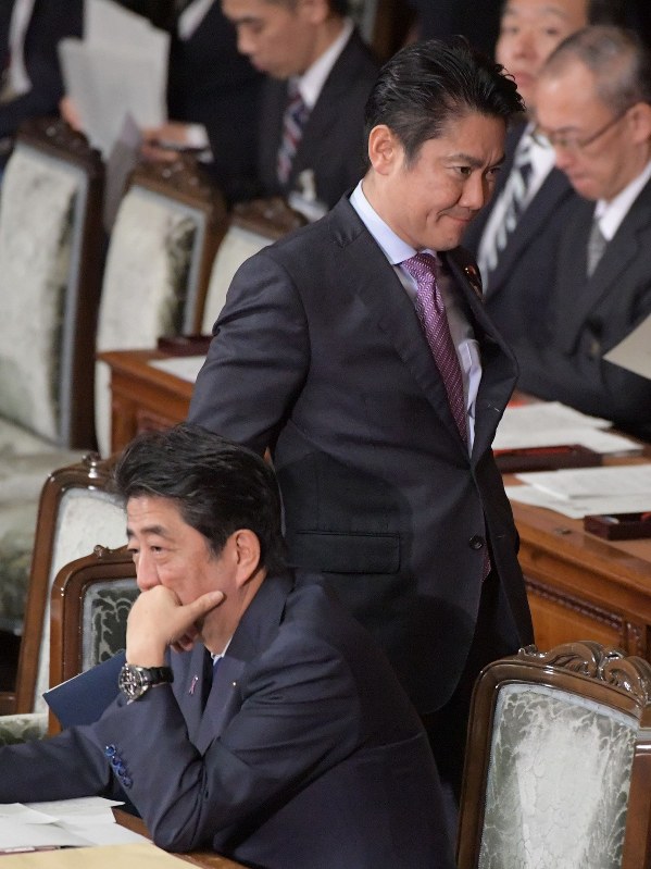 衆院本会議で外国人労働者の受け入れを拡大する入国管理法改正案についての趣旨説明に臨む山下貴司法相(奥)。手前は安倍晋三首相=国会内で2018年11月13日午後2時2分、川田雅浩撮影