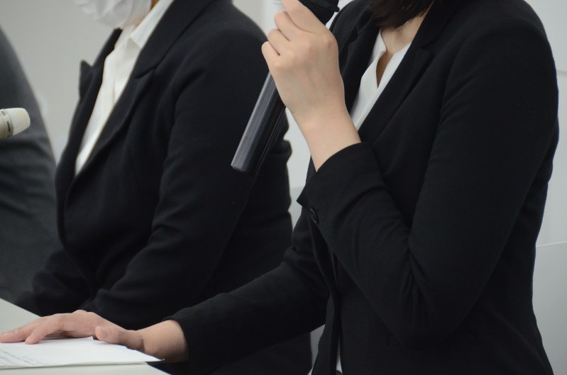 第1回口頭弁論後に会見した原告の女性2人。休職し、職場復帰できずにいるという=千葉市中央区の千葉県弁護士会館で2018年11月13日、斎藤文太郎撮影