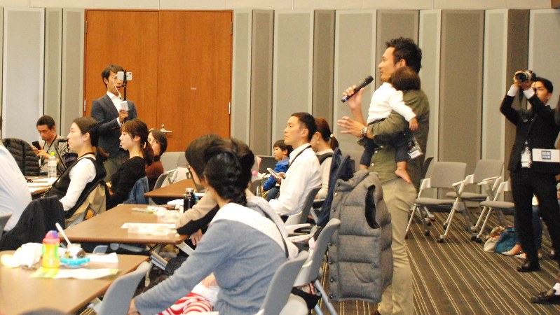 子どもを連れてシンポジウムに参加し、積極的に発言する父親=東京・永田町の参院議員会館で2018年10月31日、鈴木敬子撮影