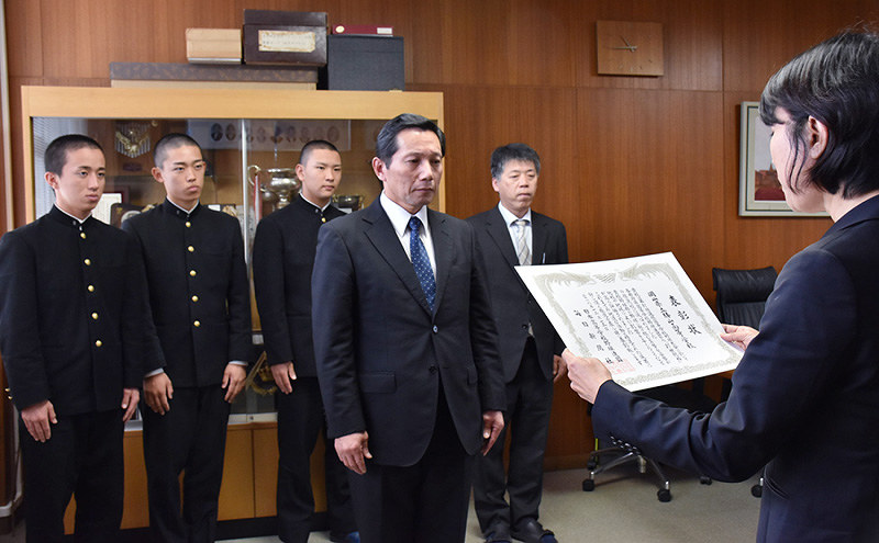 第９１回選抜高校野球 ２１世紀枠県推薦校 勝山高に表彰状 岡山 毎日新聞