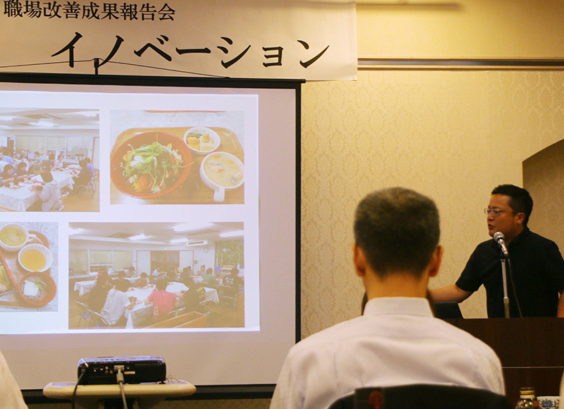 職員食堂について説明する名越英貴・隠岐共生学園事務局長(右奥)=松江市殿町のサンラポーむらくもで、根岸愛実撮影