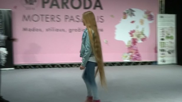 世界の雑記帳 リトアニアで 世界で最も長い髪 競う 優勝者は156センチ 毎日新聞