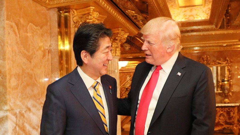 トランプ米大統領の私室がある米ニューヨークのトランプタワーで談笑する安倍晋三首相(左)とトランプ氏=2018年9月23日(内閣広報室提供)