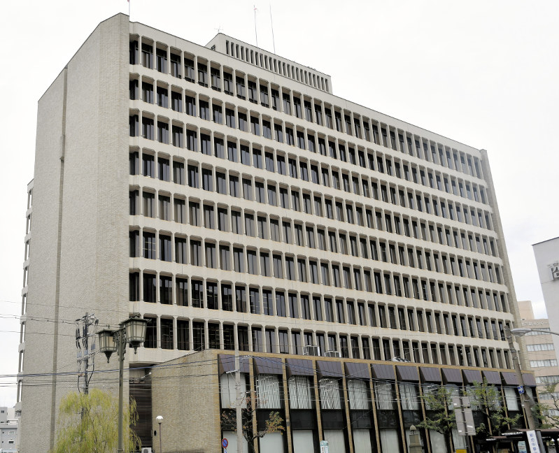 今年度末での上場廃止が決まった長崎に本社機能を置く唯一の上場企業、十八銀行の本店=長崎市銅座町で2018年10月31日、浅野翔太郎撮影
