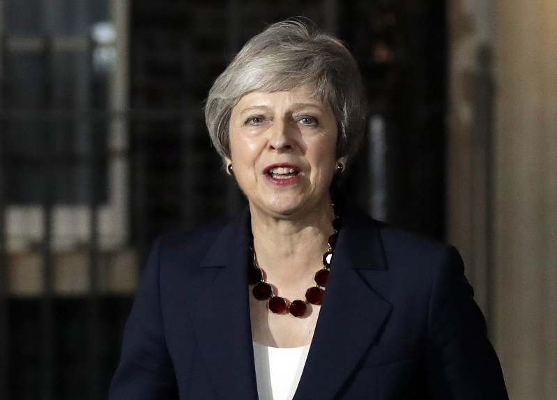 閣議決定後、官邸前で会見する英国のメイ首相=ロンドンで2018年11月14日、AP