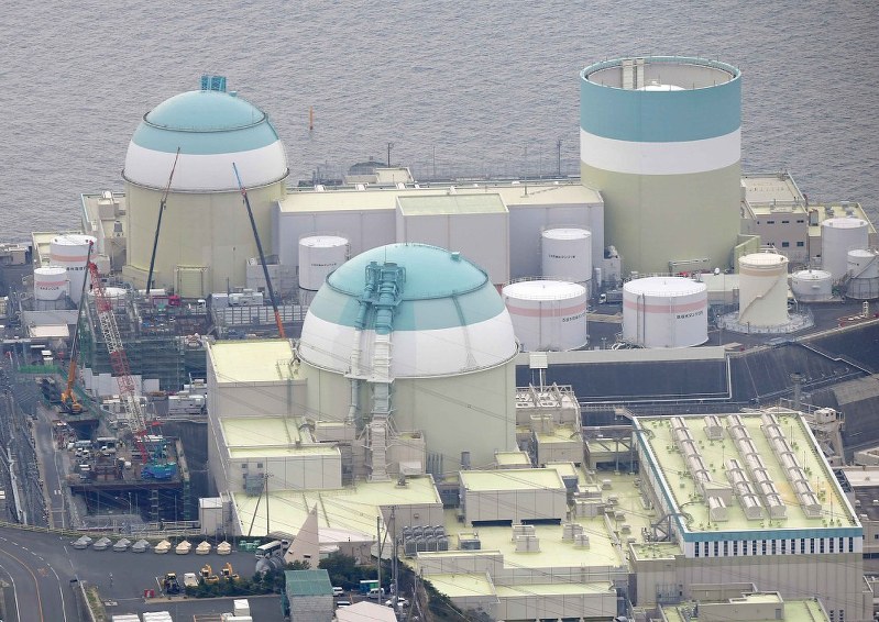 四国電力伊方原発3号機(手前)。後方は(右から)1号機と2号機=愛媛県伊方町で2018年10月16日、本社機「希望」から平川義之撮影