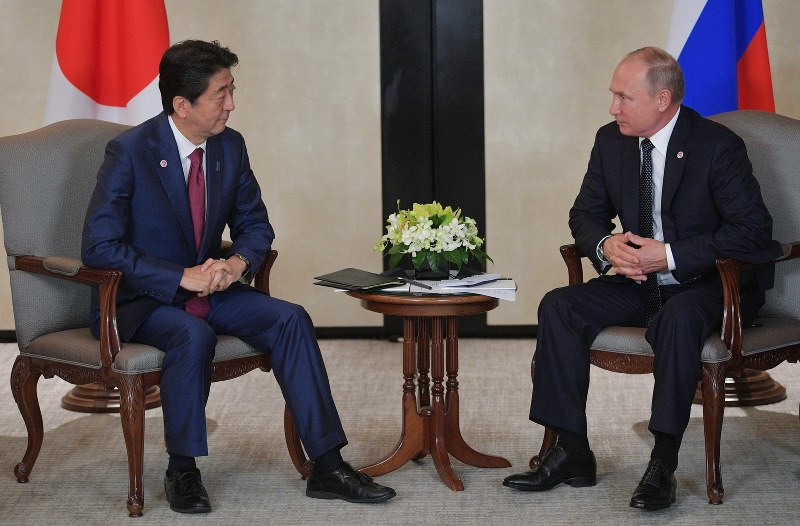 会談する安倍晋三首相(左)とロシアのプーチン大統領=シンガポールで14日、AP
