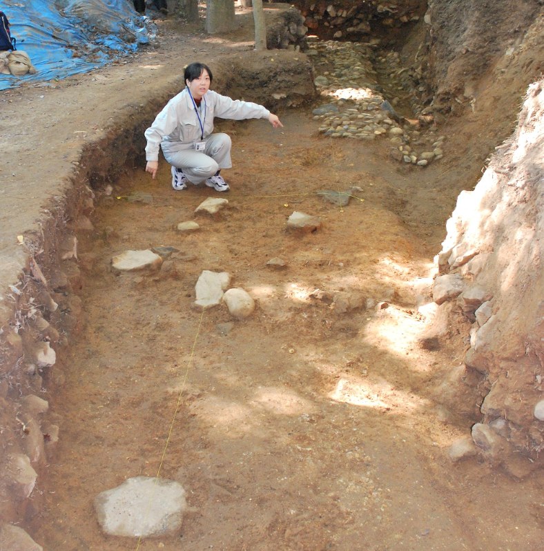 発掘された屋敷建物の礎石と玉石敷(後方)=愛知県小牧市の小牧山城跡で2018年11月14日午前11時20分、花井武人撮影