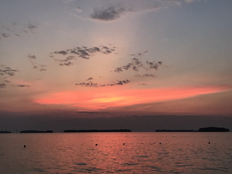 インドネシア・セパ島の夕焼け。空はどんどん変化して、これまで見たこともない色になった