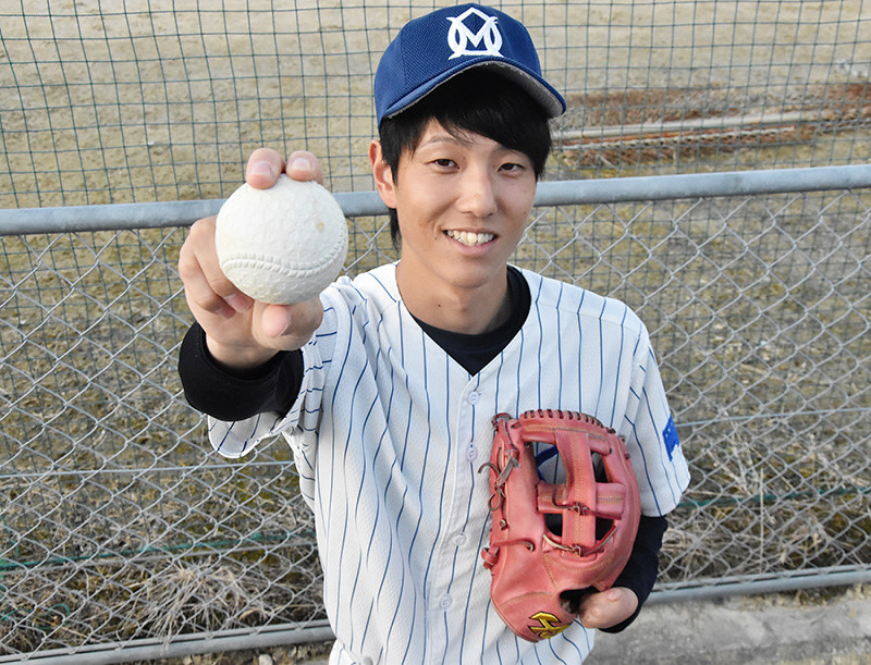 身体障害者野球で活躍する早嶋健太さん=岡山県津山市山北で、益川量平撮影