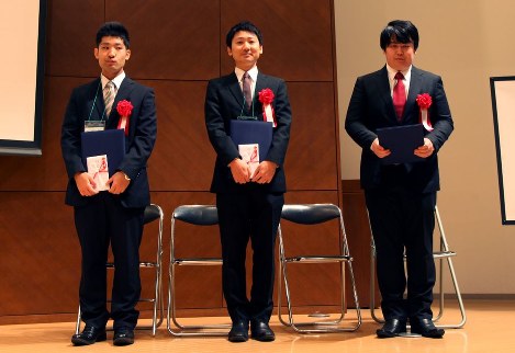 若手海外優秀発表賞を受賞した（左から）新井田さん、戸部さん、吉岡さん
